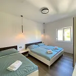 Puntica 5 Person Rab Apartment